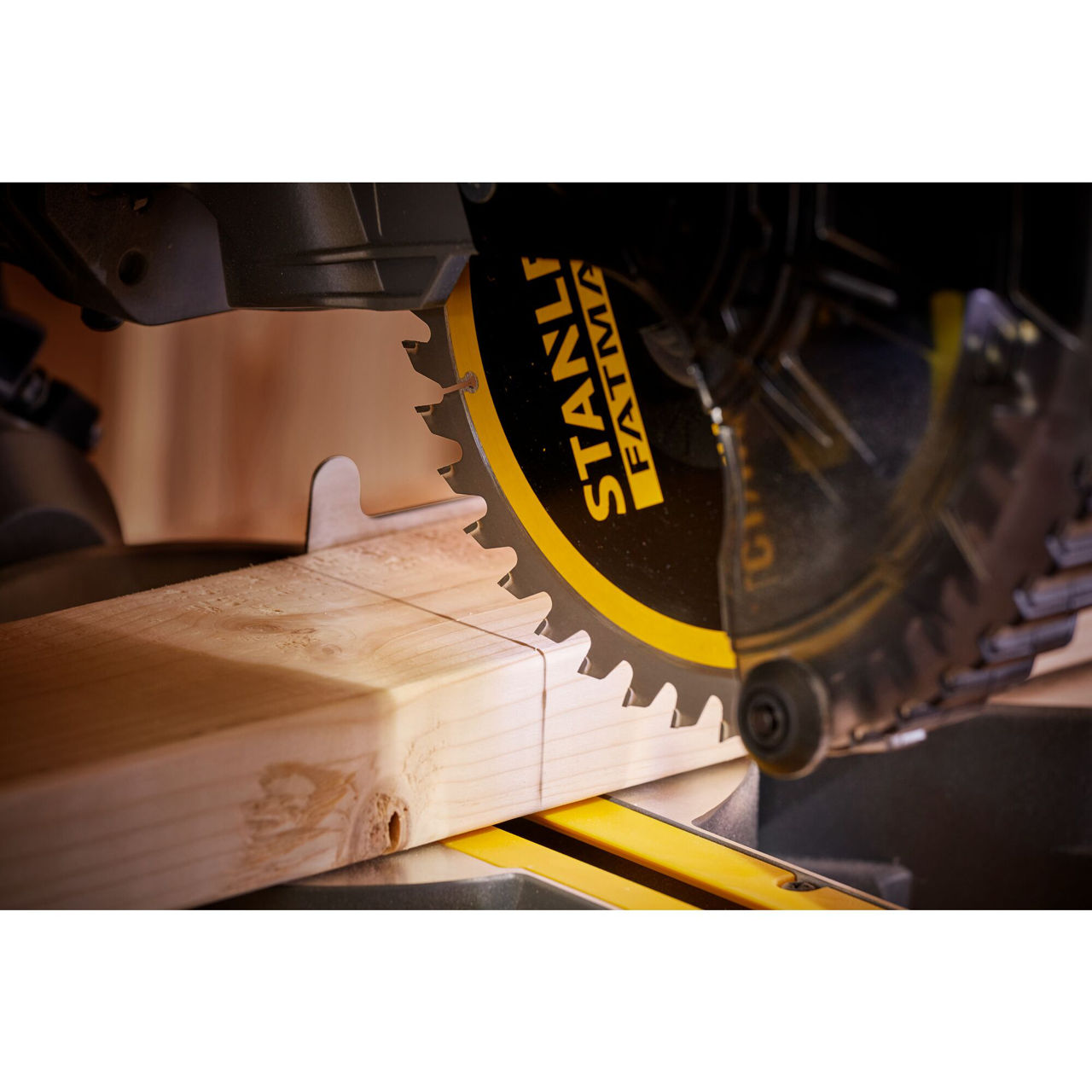 Пила торцовочная Stanley FATMAX SFMCS701M1