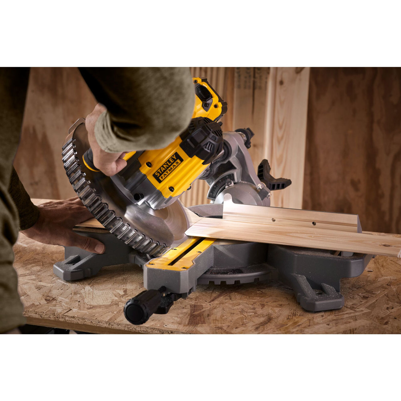 Пила торцовочная Stanley FATMAX SFMCS701M1