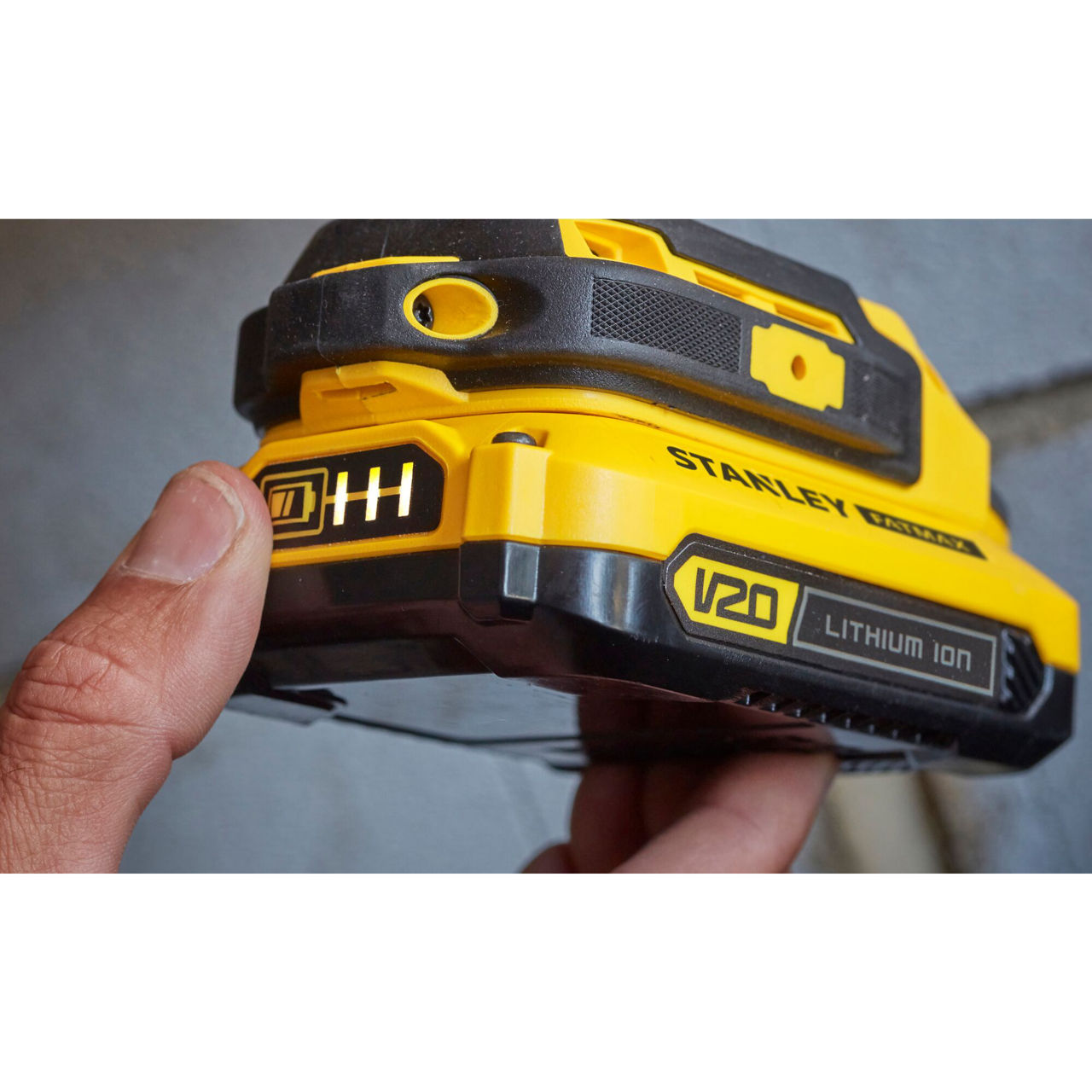 Masina de gaurit si insurubat cu percutie cu acum.Stanley FATMAX SFMCD711C2K-QW