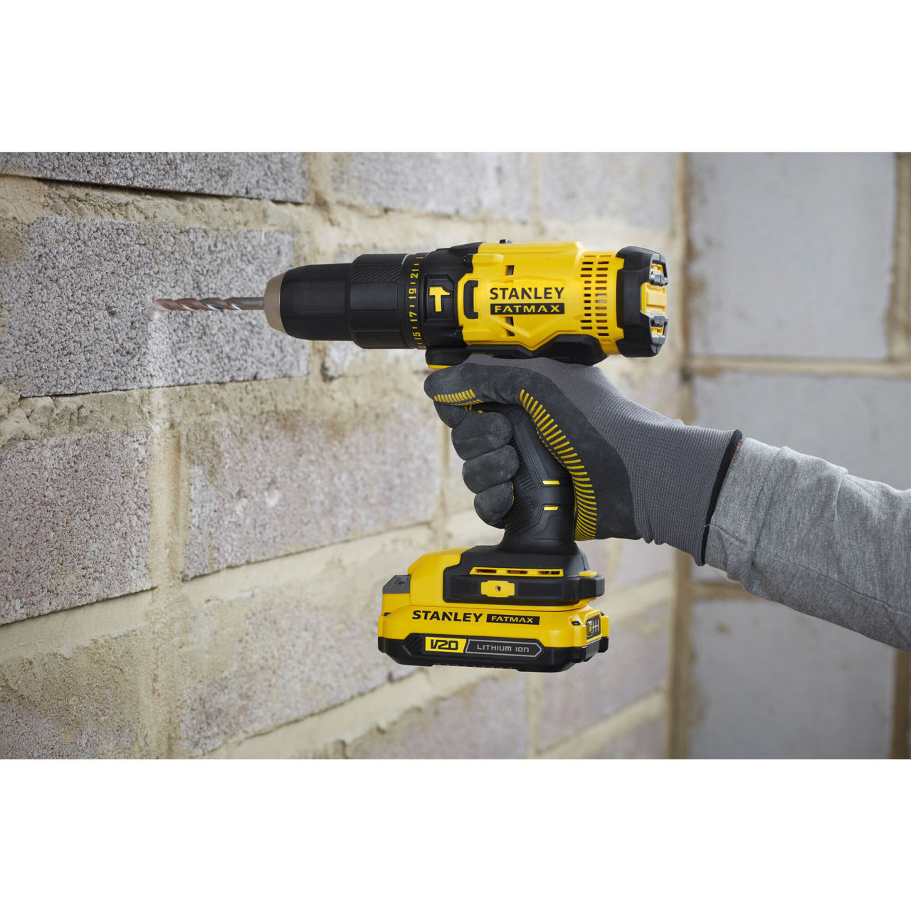 Masina de gaurit si insurubat cu percutie cu acum.Stanley FATMAX SFMCD711C2K-QW