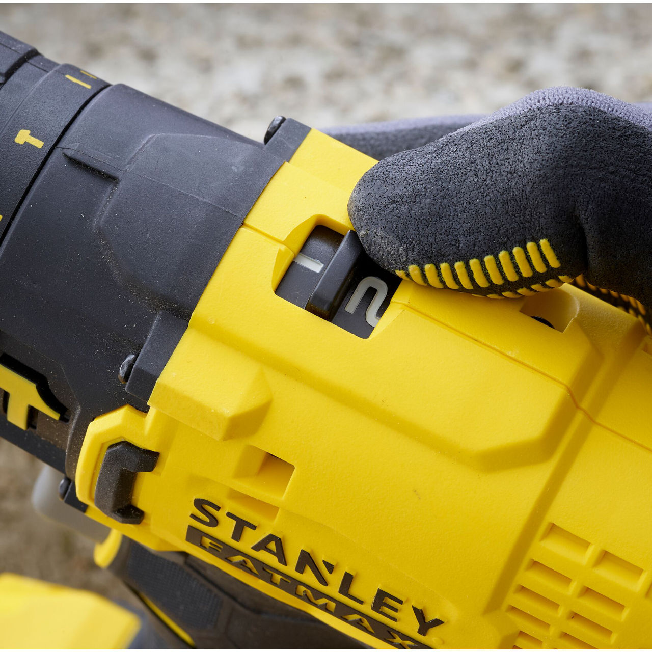 Masina de gaurit si insurubat cu percutie cu acum.Stanley FATMAX SFMCD711C2K-QW